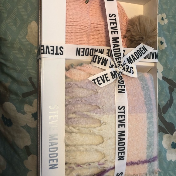 New steve madden blanket wrap and beanie with faux fur pom - Picture 2 of 6